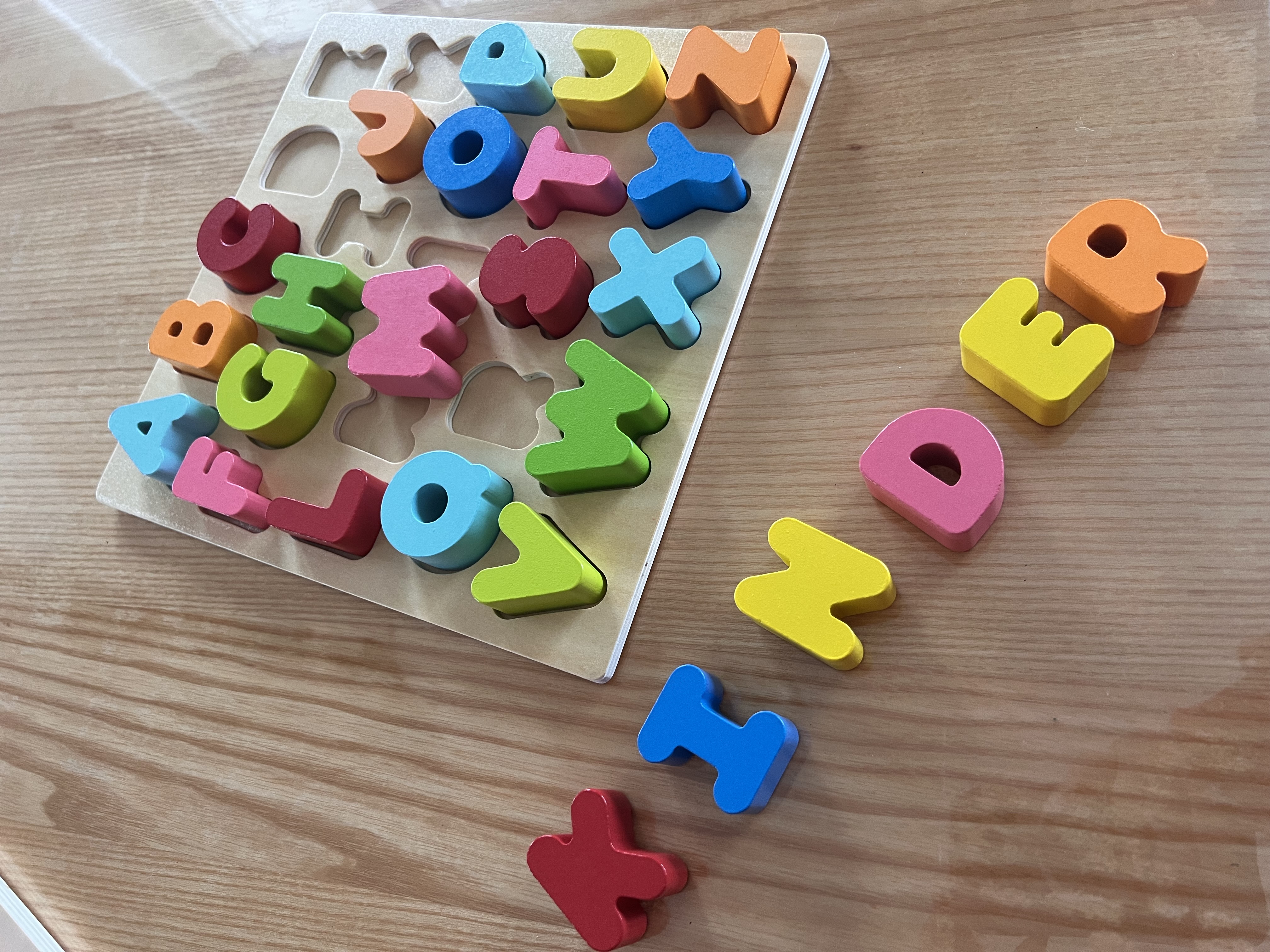 Bild eines Holzspielzeugs mit den Buchstaben A bis Z