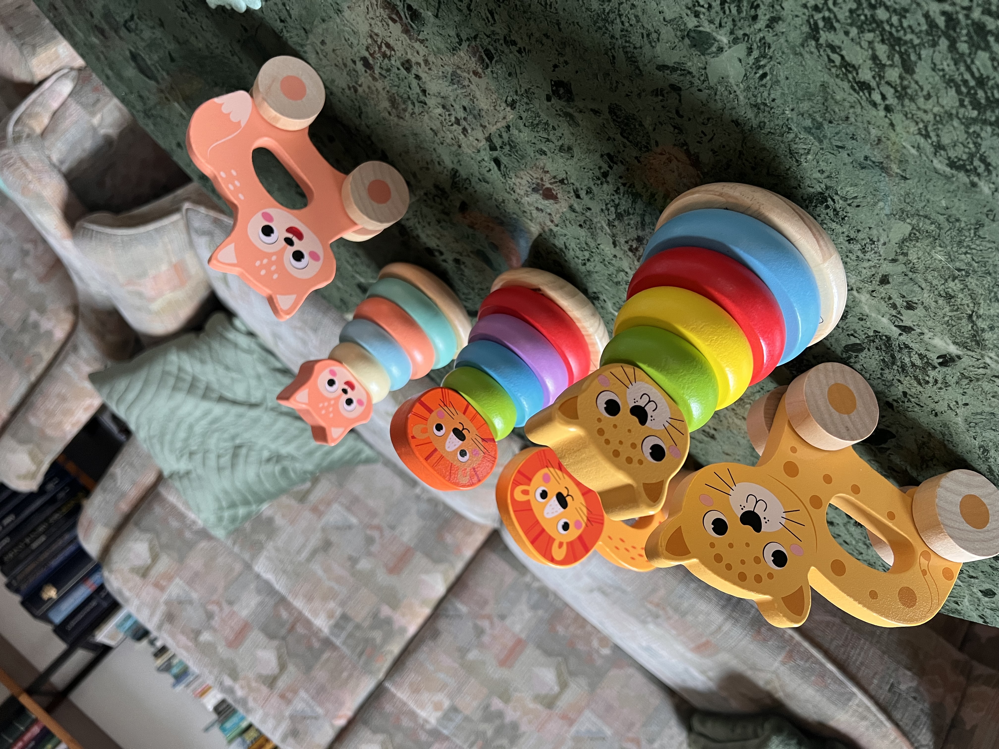 Bild von buntem Holzspielzeug mit Katzenfiguren