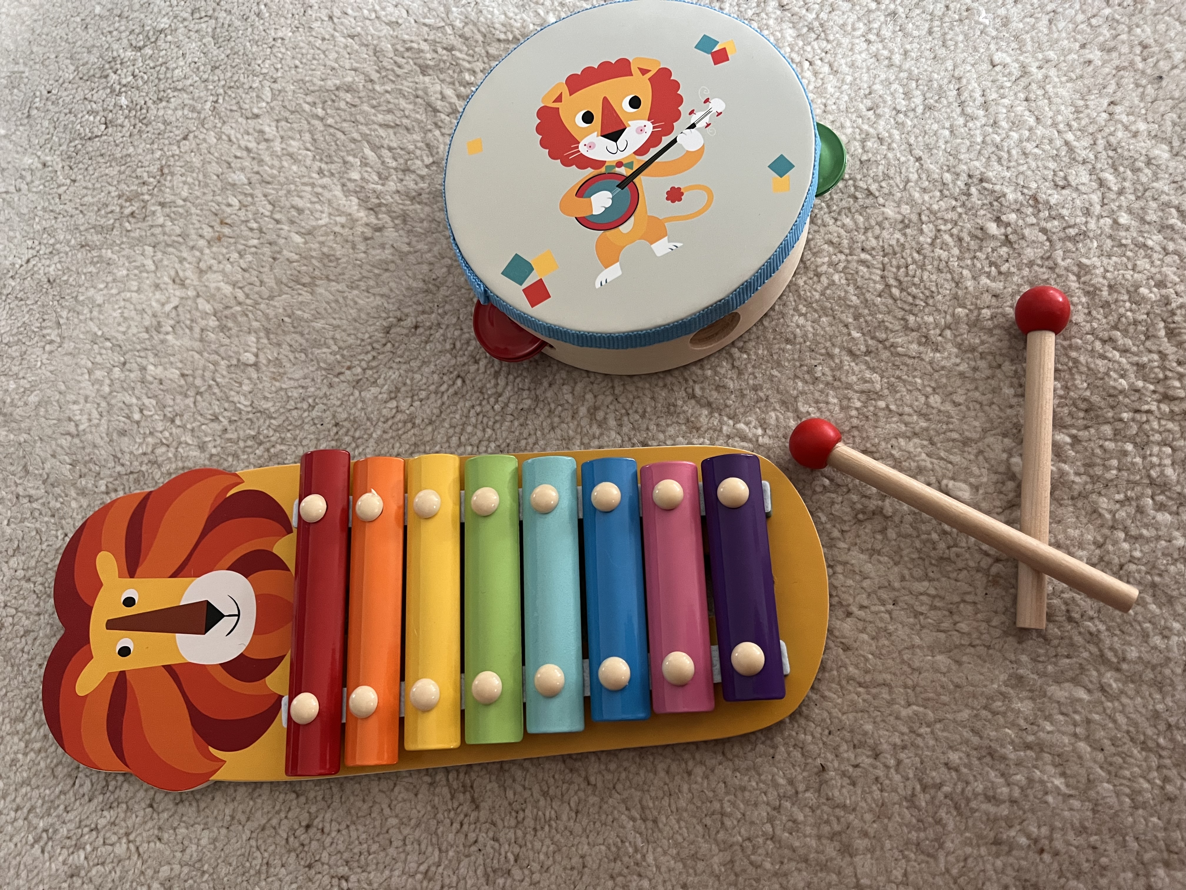 Bild von Holz-Musikinstrumenten (Xylophon und Trommel)