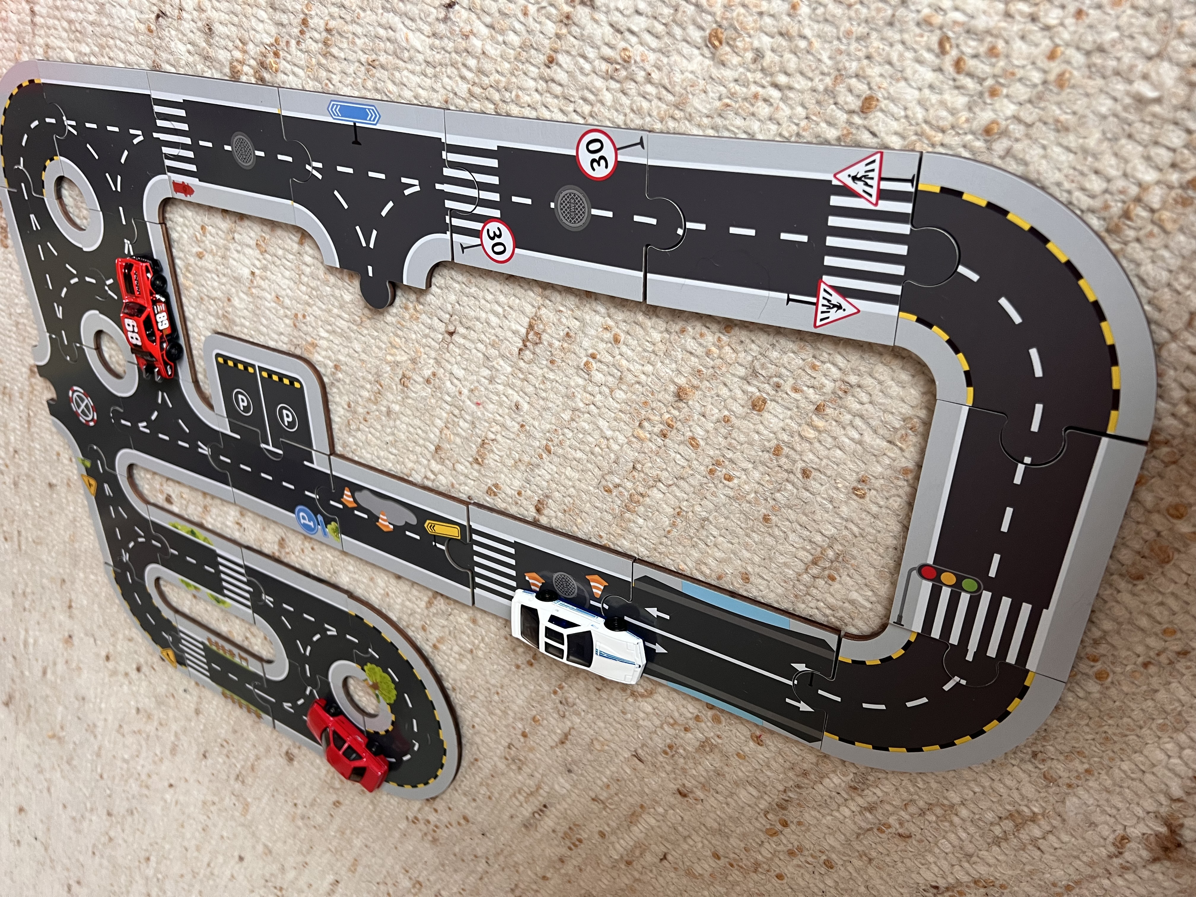 Bild einer aufgebauten Spielstrasse mit kleinen Autos